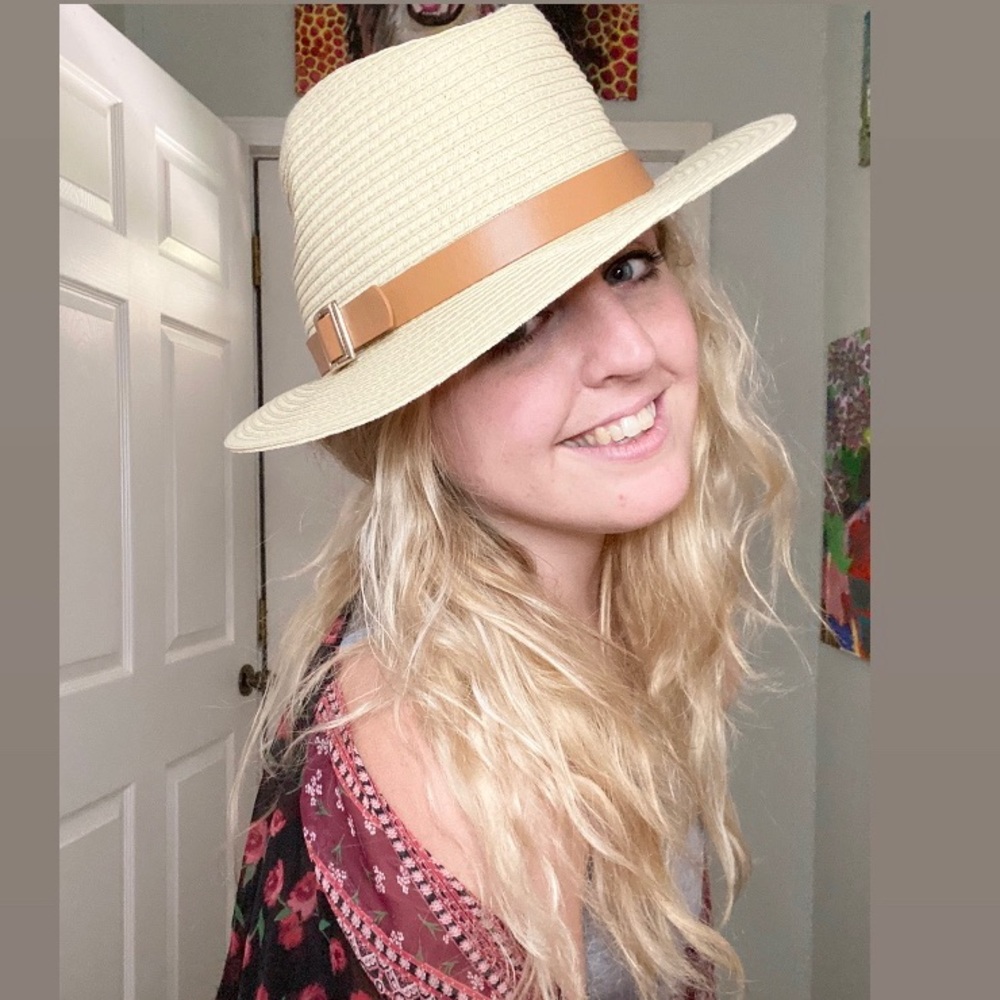 One size natural tan hat with buckle